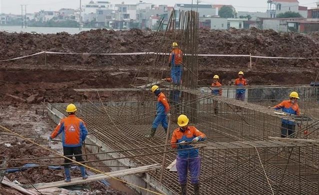 Des ouvriers sur le chantier de construction de la ligne d’électricité circuit-3 de 500 kV. Photo : VNA.