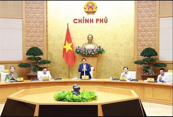 Le Premier ministre Pham Minh Chinh (au centre) préside la réunion régulière du gouvernement, à Hanoi, le 1er juin. Photo : VNA.