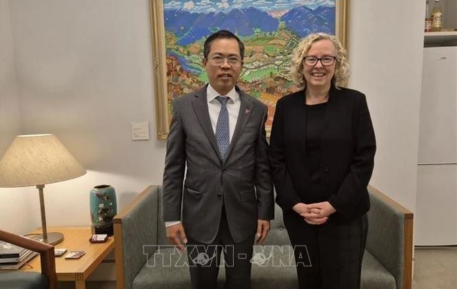 La vice-présidente de la Chambre des représentants autralienne Sharon Claydon (à droite) recevant l’ambassadeur du Vietnam en Australie, Pham Hung Tâm. Photo : VNA.