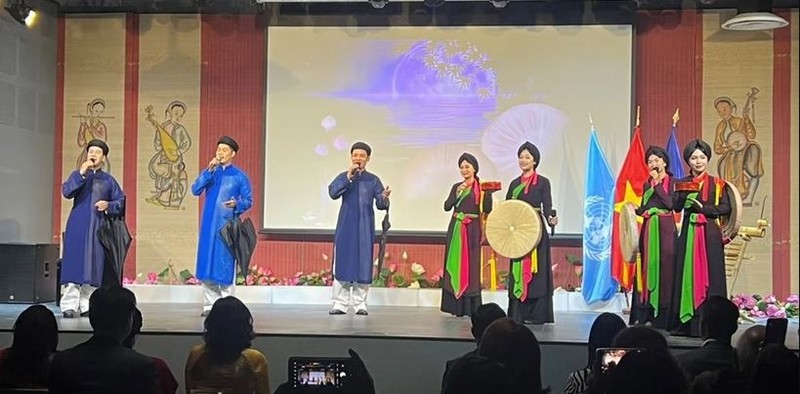 Présentation des chants populaires Quan ho de Bac Ninh lors de l’événement. Photo : VNA.
