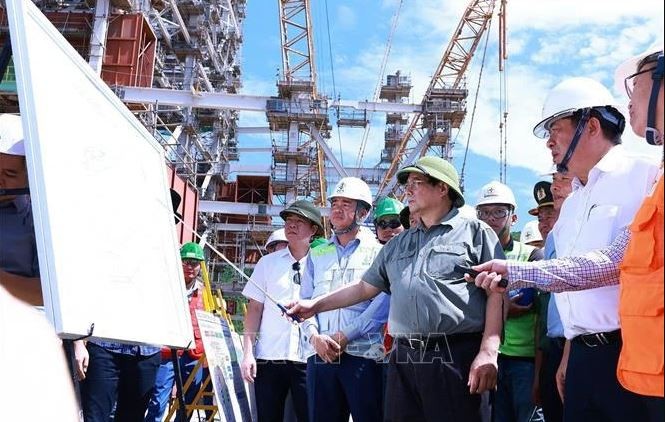 Le Premier ministre sur le chanteir de la centrale thermique de Quang Trach I. Photo : VNA