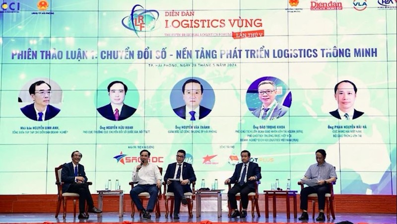 Lors du 5e forum régional de la logistique ayant pour thème « Transformation numérique - Moteur de la croissance dans la région Delta du fleuve Rouge - Hai Phong 2024 ». Photo: NDEL