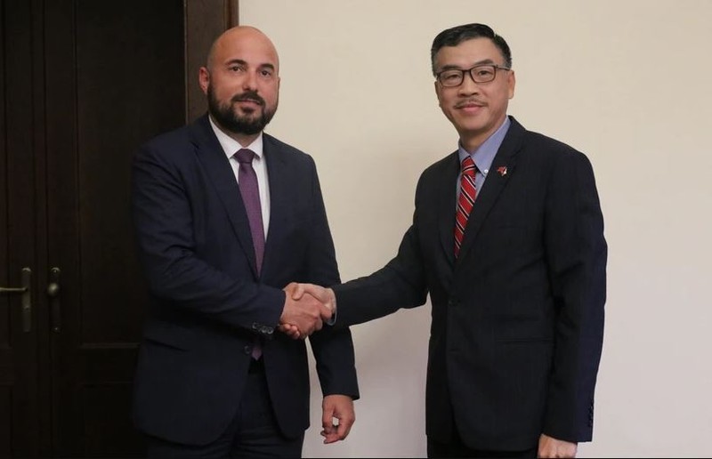 L'ambassadeur du Vietnam en République tchèque Duong Hoai Nam (droite) et le maire de la ville de Pilsen, Roman Zarzycky. Photo : VNA.