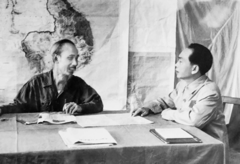 Le Président Hô Chi Minh (à gauche) et le général Vo Nguyên Giap. Photo d’archives