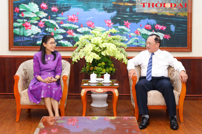 Nguyen Van Thanh (à droite), président de l'Association d'amitié Vietnam-Thaïlande, et l'ambassadrice de Thaïlande au Vietnam, Nam Urawadee Sriphihiromya. Photo : thoidai