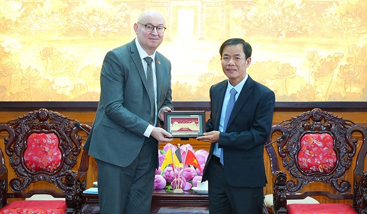 Le président du Comité populaire de la province de Thua Thiên Huê, Nguyên Van Phuong (à droite), et Pierre du Ville, représentant en chef de la délégation Wallonie - Bruxelles (Belgique) au Vietnam. Photo : www.thuathienhue.gov.vn