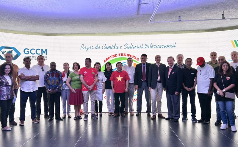 Lors de la Foire culinaire et culturelle internationale organisée par le Groupe des épouses des chefs de missions. Photo : baoquocte