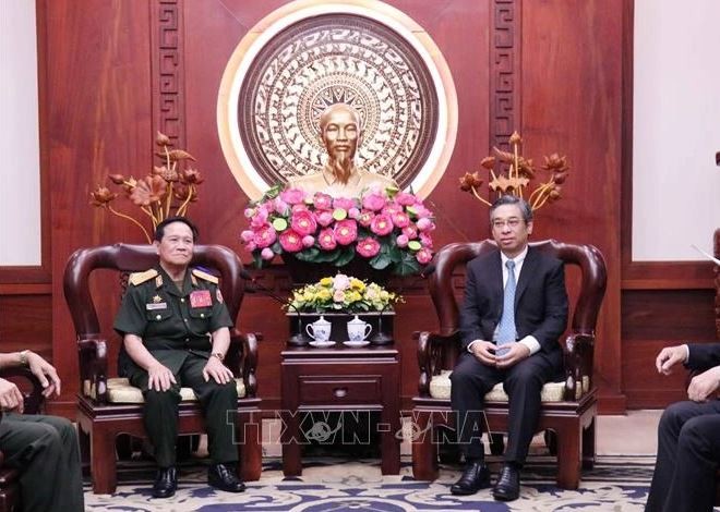 Le secrétaire adjoint du Comité du Parti de Ho Chi Minh-Ville, Nguyen Phuoc Loc (droite) reçoit le général de brigade Phalom Linthong, président de l’Association des anciens combattants de Vientiane. Photo : VNA.