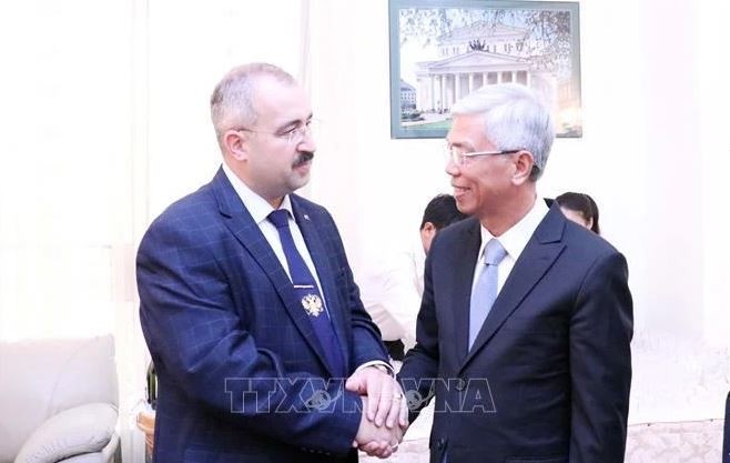 Vo Van Hoan, vice-président du Comité populaire de Ho Chi Minh-Ville (à droite), et Sadykov Timur Sirozhevich, consul général de Russie à Ho Chi Minh-Ville. Photo : VNA.