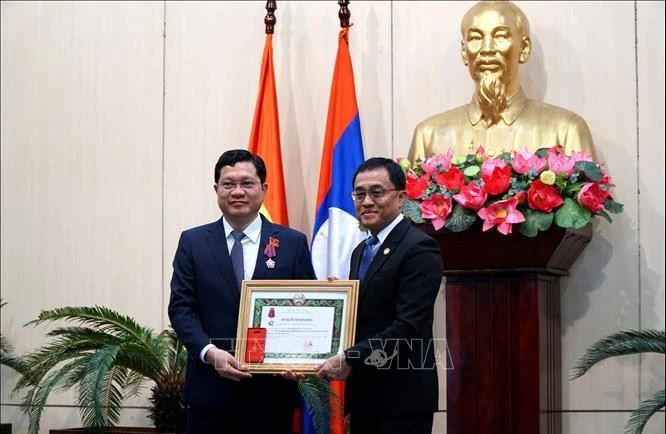 Remise de l'Ordre Issara au vice-président permanent du Conseil populaire de Da Nang, Tran Phuoc Son (gauche). Photo : VNA.