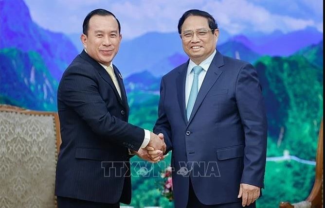 Le Premier ministre Pham Minh Chinh (droite) et le ministre cambodgien de l'Inspection. Photo : VNA