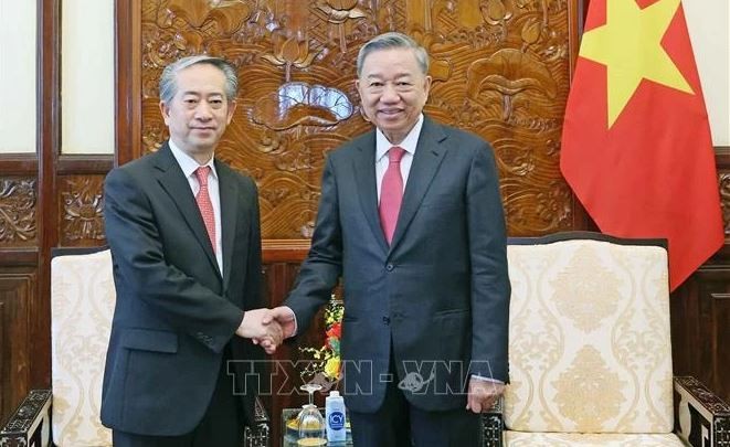 Le président To Lam (droite) reçoit l'ambassadeur de Chine au Vietnam Xiong Bo. Photo : VNA.