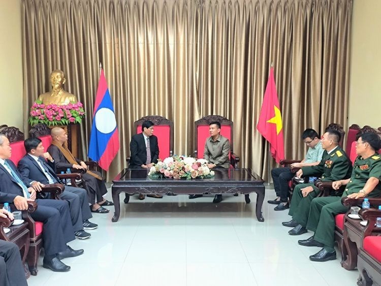 Lors d’une rencontre avec le consul général vietnamien à Paksé. Photo: thoidai