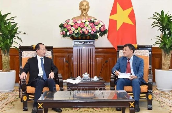 Le vice-ministre permanent des Affaires étrangères Nguyen Minh Vu (droite) et le vice-président de la Commission des Affaires étrangères de l'Assemblée populaire nationale de Chine, Fu Ziying. Photo : VNA.