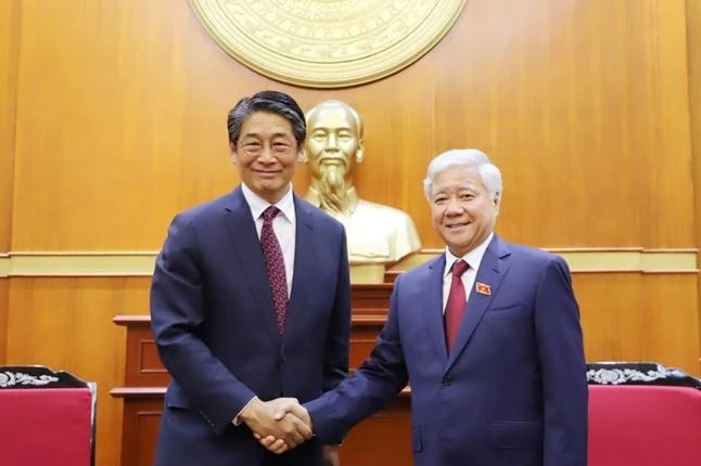 Le président du Comité central du Front de la Patrie du Vietnam (FPV) Dô Van Chiên (à droite) et le nouvel ambassadeur du Japon au Vietnam, Ito Naoki. Photo : mattran.org.vn