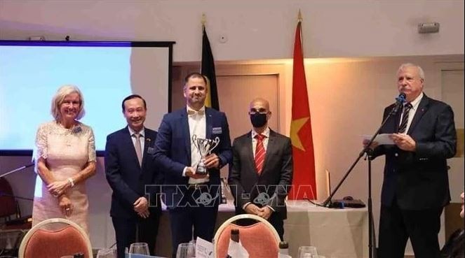 L'ambassadeur du Vietnam en Belgique Nguyen Van Thao remet le trophée au golfeur vainqueur. Photo : VNA.