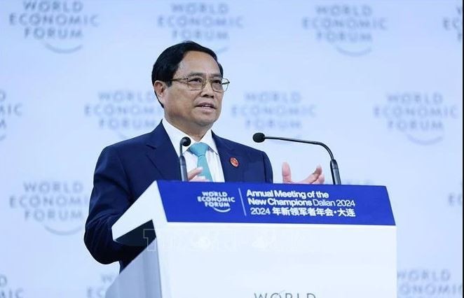 Le Premier ministre Pham Minh Chinh prend la parole lors de la séance d'ouverture de la 15e Conférence annuelle des pionniers du Forum économique mondial (FEM). Photo : VNA.