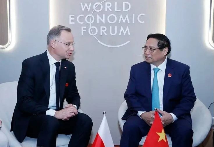 Le Premier ministre Pham Minh Chinh (à droite) rencontre le président polonais Andrzej Duda, en marge de la 15e réunion annuelle des nouveaux champions du WEF. Photo : VNA.