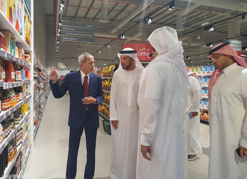 L'ambassadeur du Vietnam en Arabie Saoudite, Dang Xuan Dung, assiste à la cérémonie d'ouverture du premier supermarché de luxe Spinneys en Arabie Saoudite. Photo: baoquocte