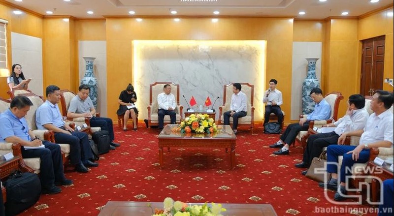 Des représentants du Comité populaire de la province de Thai Nguyên et du Comité nationale des affaires ethniques de Chine lors de la séance de travail. Photo : baothainguyen.vn