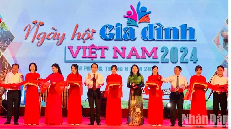 Lors de la cérémonie d’ouverture du Festival de la famille vietnamienne 2024. Photo: NDEL