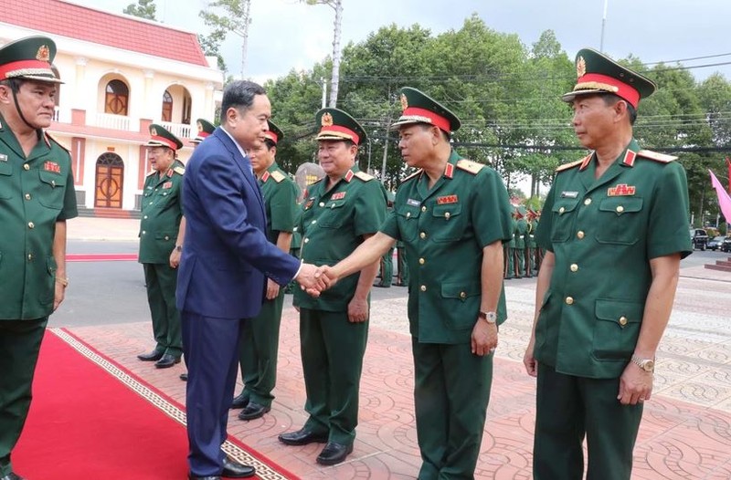 Le président de l’Assemblée nationale Tran Thanh Man travaille avec le Comité du Parti du commandement de la 9e zone militaire. Photo : VNA.