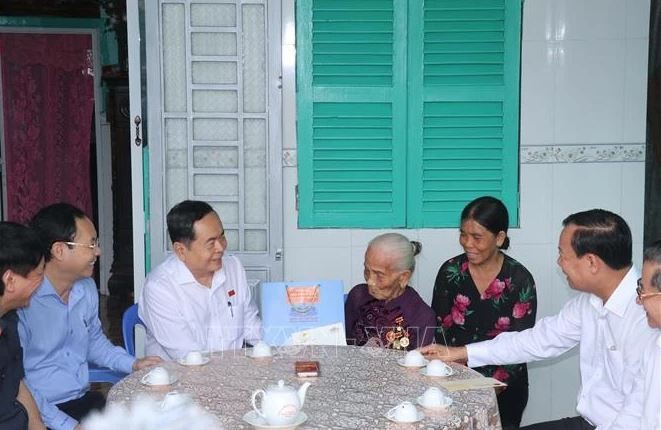 Le président de l'Assemblée nationale Trân Thanh Mân (3e à gauche) offre des cadeaux à la Mère héroïne Trân Thi Hai, domiciliée dans le quartier de Phu Thu, arrondissement de Cai Rang. Photo : VNA.