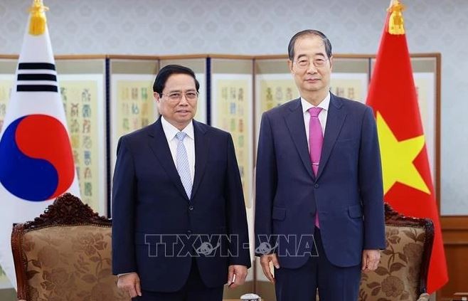 Le Premier ministre vietnamien Pham Minh Chinh (gauche) et son homologue sud-coréen Han Duck Soo. Photo : VNA.