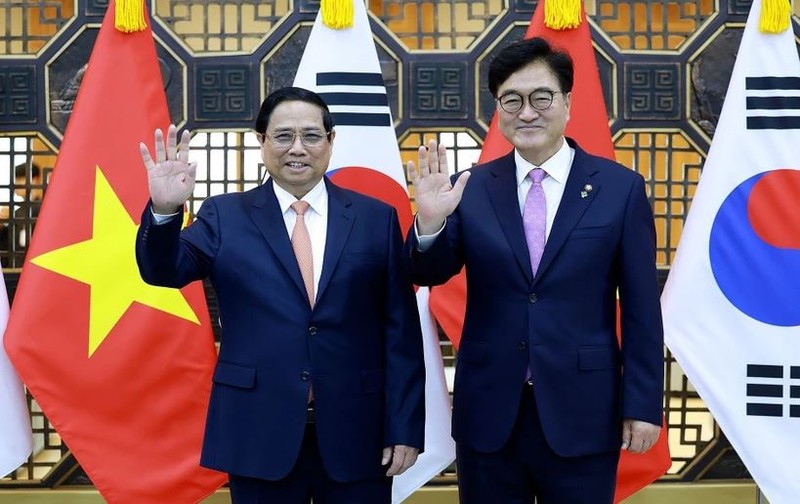 Le Premier ministre Pham Minh Chinh (à gauche) et le président de l’Assemblée nationale de la République de Corée, Woo Won-shik. Photo : VNA.