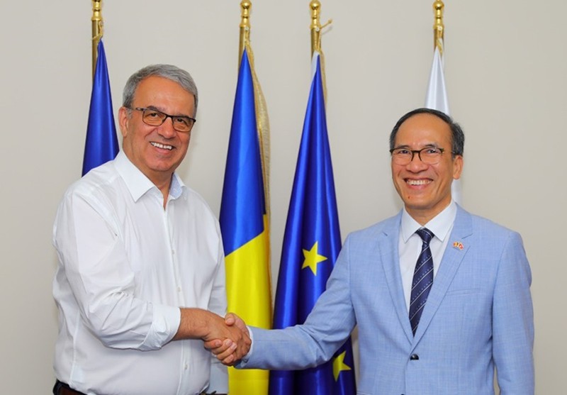 Do Duc Thanh (à droite), ambassadeur du Vietnam en Roumanie et Vergil Chițac, maire de Constanța. Photo : baoquocte 