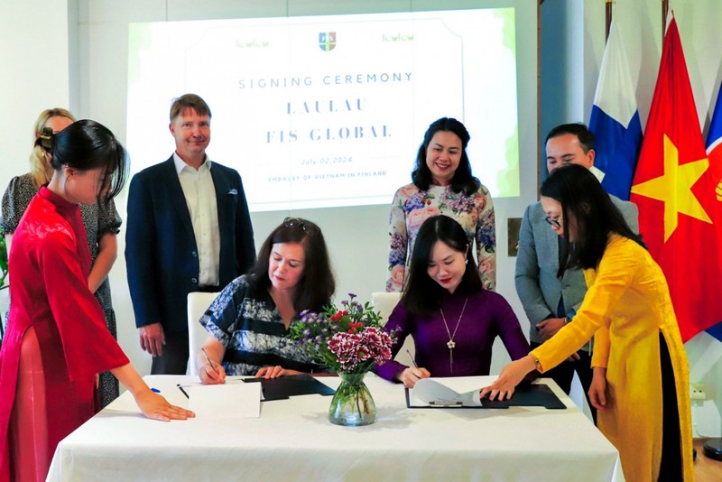 Des représentants de FIS Global et de Laulau Learning ont signé le programme de coopération à l'ambassade du Vietnam en Finlande. Photo : baoquocte