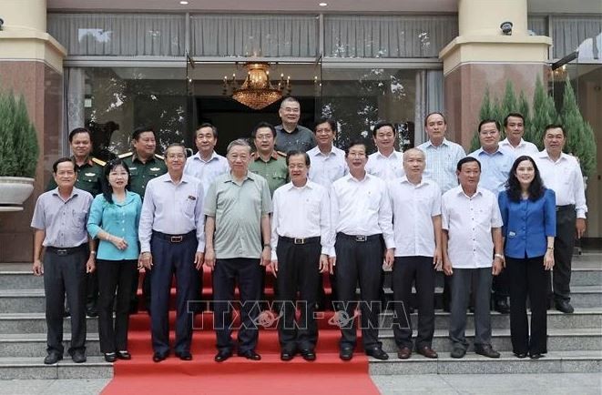 Le président To Lam (premier rang, 3e à partir de la gauche) et les autorités de la province d'An Giang. Photo : VNA.