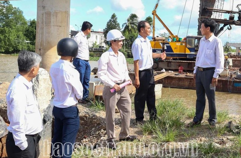 Les dirigeants de la province de Soc Trang vérifient régulièrement l'avancement des projets de construction dans la localité. Photo: baosoctrang.org.vn