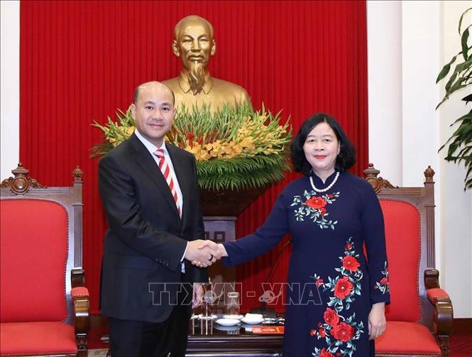 La membre du Bureau politique, secrétaire du Comité central du PCV et présidente de la Commission centrale de mobilisation des masses du Parti, Bui Thi Minh Hoai (à droite) et Hun Many, membre de la Permanence du Parti du peuple cambodgien (PPC), secrétaire général de la Commission centrale de mobilisation des masses du PPC, également vice-Premier ministre. Photo: VNA