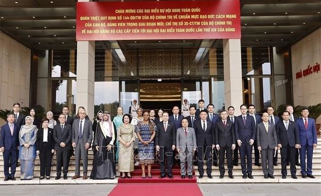 Le président de l'Assemblée nationale, Tran Thanh Man (premier rang, 9e à partir de la gauche), et les invités. Photo: VNA