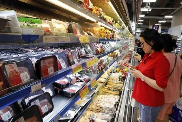 Clients dans un supermarché à Hanoï. Photo : VNA