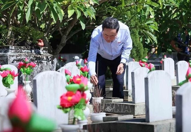 Le président de l'Assemblée nationale, Tran Thanh Man, offre de l'encens sur les tombes des martyrs au cimetière international des Morts pour la Patrie Vietnam - Laos. Photo : VNA.