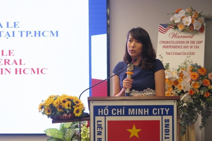 Christina Le, consule générale adjointe par intérim des États-Unis à Hô Chi Minh-Ville prend la parole. Photo: HUFO