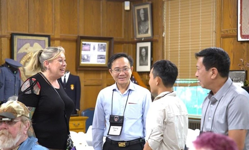 Le vice-président de la province de Quang Binh, Hoang Xuan Tan (chemise bleue), discute avec Christine Ebrey, présidente du Conseil national de spéléologie des États-Unis. Photo : NDEL