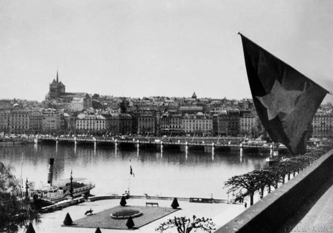 Le drapeau rouge à l'étoile d'or flottait au siège de la délégation de la République démocratique du Vietnam à Genève, en Suisse, en 1954. Photo d'archive : VNA.