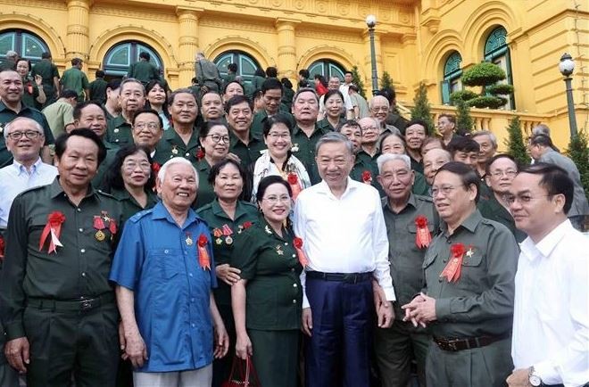 Le président To Lam (centre) et des représentants participant au cinquième Congrès national de l'Association des anciens jeunes volontaires vietnamiens. Photo : VNA.