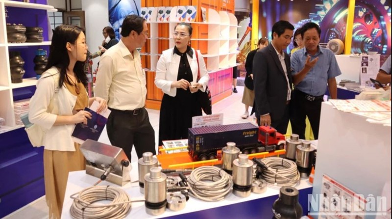 Les entreprises mécaniques et électriques de Hô Chi Minh-Ville présentent leurs produits dans la salle d'exposition du Centre de promotion du commerce et des investissements de Hô Chi Minh-Ville. Photo: VNA