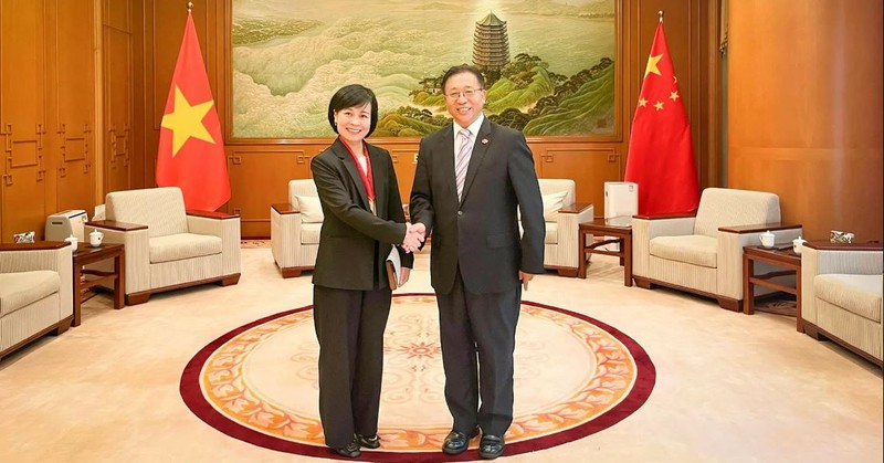 La consule générale du Vietnam à Hong Kong, Le Duc Hanh (à gauche), et l'Envoyé spécial du Ministère chinois des Affaires étrangères, Cui Jianchun. Photo : baoquocte.vn