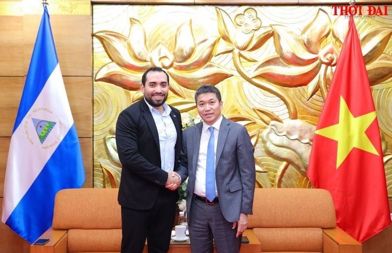 Phan Anh Son (à droite), président de l'Union vietnamienne des organisations d'amitié, et Mario José Armengol Campos, ambassadeur de la République du Nicaragua au Vietnam. Photo : thoidai