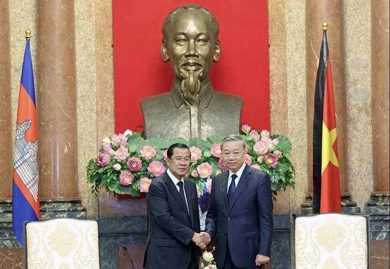 Le président To Lam (droite) et le président du Parti du peuple cambodgien (PPC) et président du Sénat du Cambodge Samdech Techo Hun Sen. Photo : VNA.