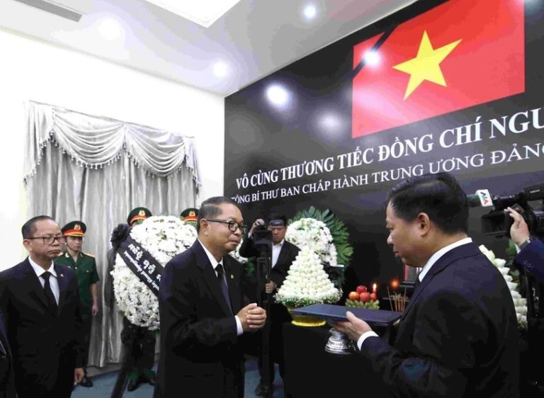 Kuy Sophal, ministre d’État chargé des Affaires générales auprès du ministère du Palais royal, remet une lettre de condoléances du roi Norodom Sihamoni à l'ambassadeur vietnamien au Cambodge, Nguyen Huy Tang. Photo : VNA.