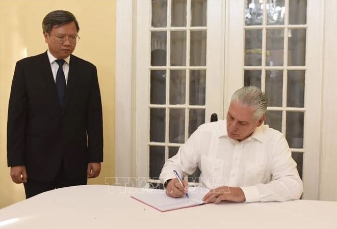 Le président cubain Miguel Díaz-Canel Bermúdez rend hommage au Secrétaire général du Parti Nguyên Phu Trong à La Havane. Photo : VNA