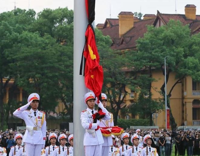 Le drapeau a été mis en berne en signe de deuil national pour le leader du Parti Nguyên Phu Trong. Photo : VNA.