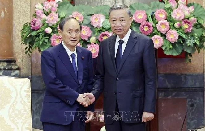 Le président To Lam (droite) et l'envoyé spécial du Premier ministre japonais, également ancien Premier ministre japonais, Suga Yoshihide. Photo : VNA.