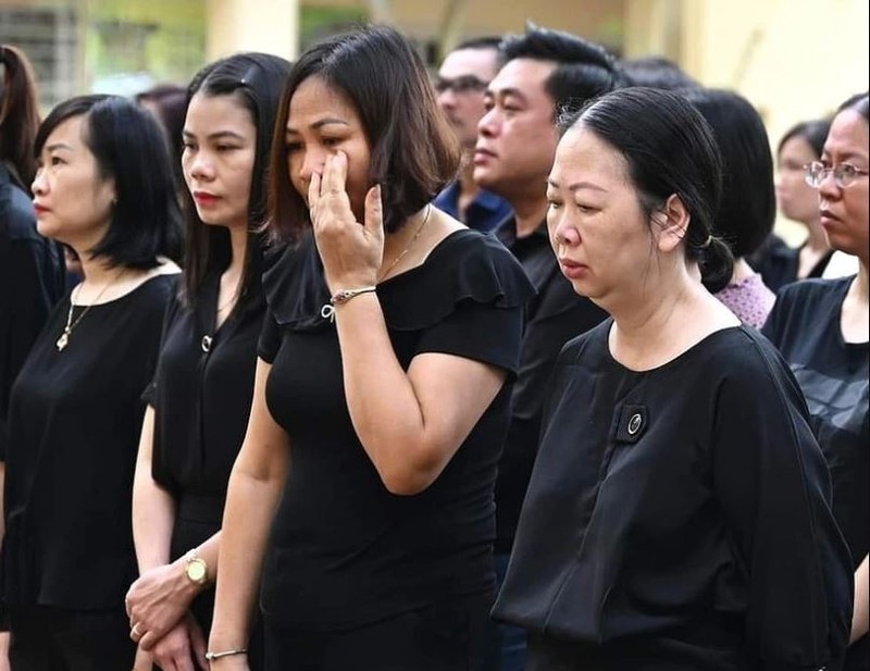 Des habitants dans tout le pays expriment leurs infinies condoléances. Photo : VNA.